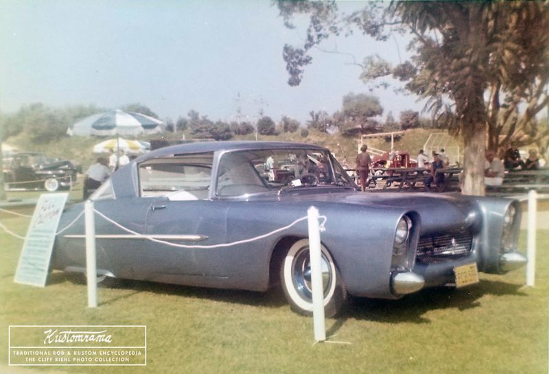 File:Cliff-riehl-collecion-disneyland-car-club-day-autocade-1959-leo-lyons-ultra-modern-merc.jpg