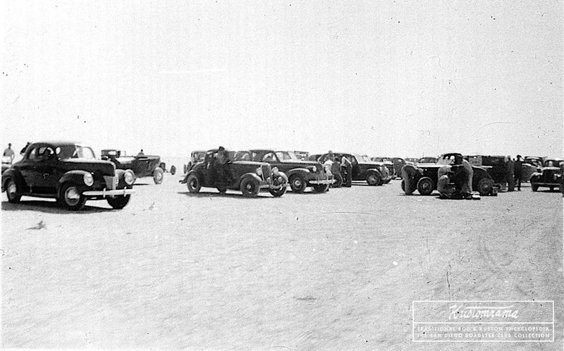File:San-diego-roadster-club-the-Lakes-1942.jpg