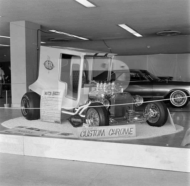 File:Milk-truck-tridents-1965.jpg