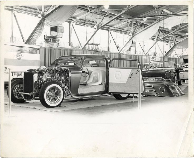 File:Andy-kassa-1932-ford-15.jpg