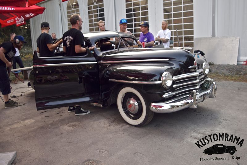 File:Erik-og-marion-1947-plymouth-top-chop.jpg